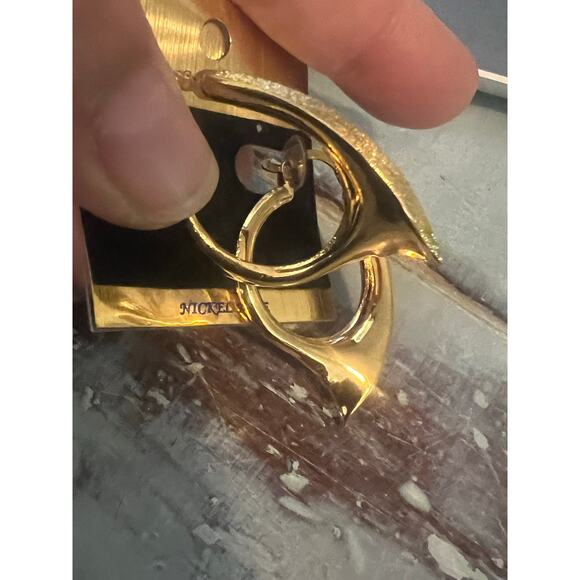 Gigi's Jewelry Golden Pierced Hoop Earrings Nickle Free Classic Retro Feminine - Picture 6 of 7